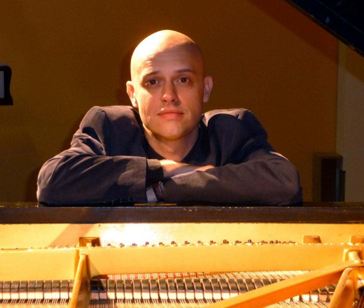 Busy Viv heads back to Barney for solo recital