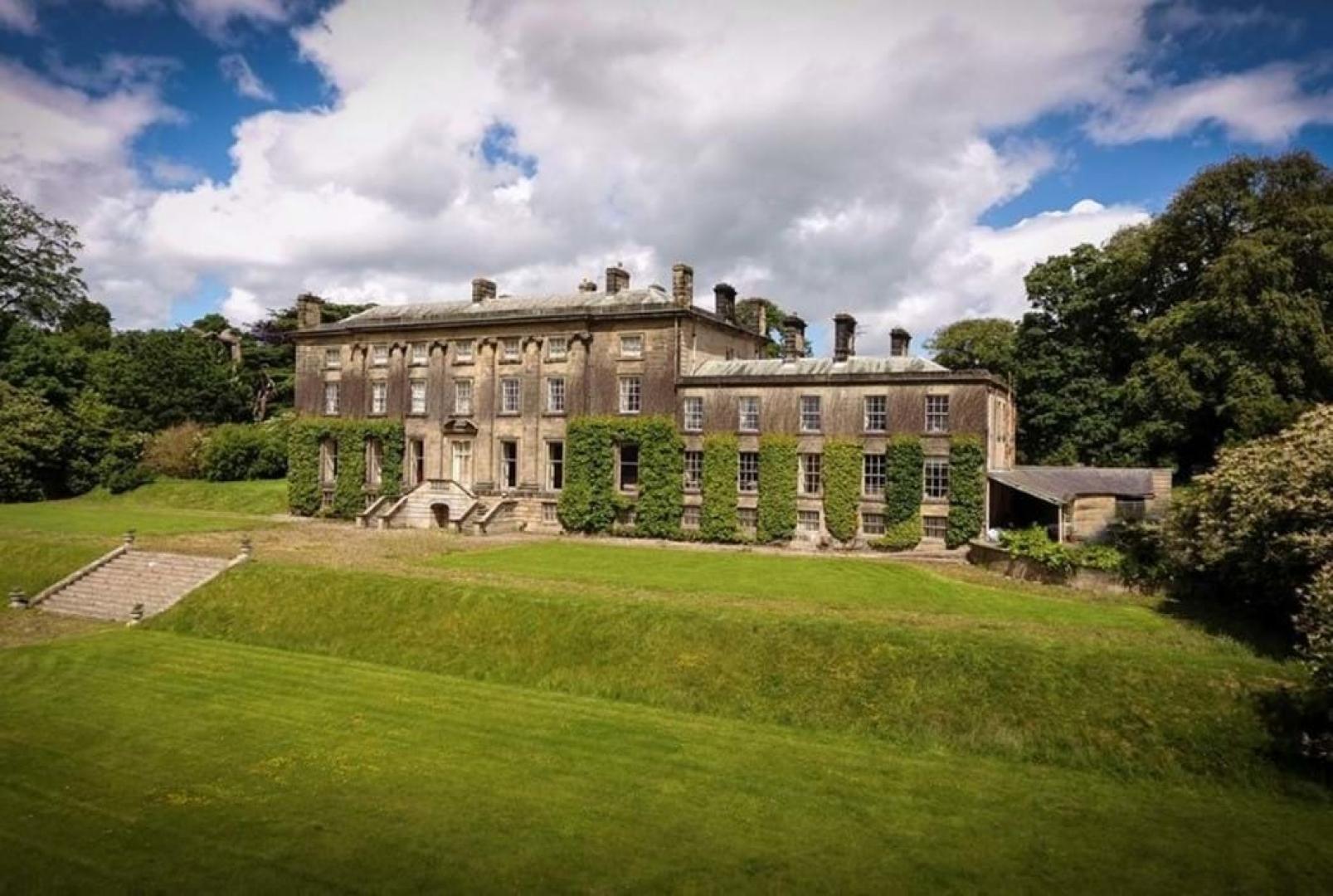 Contents of country house go under hammer
